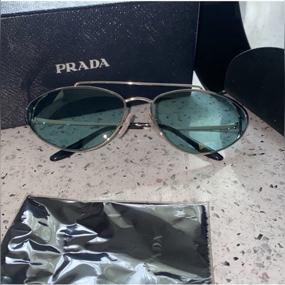 Prada sunglasses with case - Picture 5 of 5